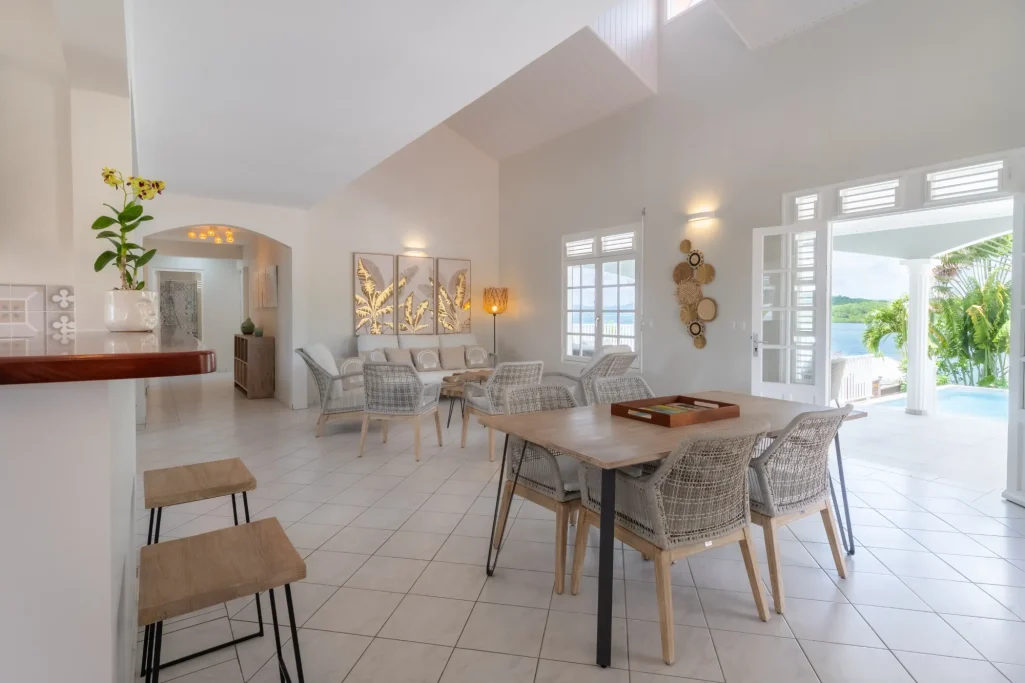 Salle à manger Villa Bel Embrun Salle à manger lumineuse avec mobilier moderne et accès à une terrasse extérieure.